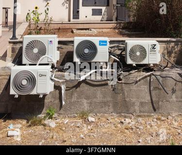 Klimageräte, die an einer Außenwand montiert sind Stockfoto
