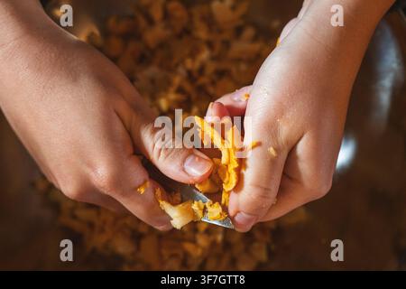 Hände, die frische Pfifferlinge mit einem kleinen Messer putzen Stockfoto