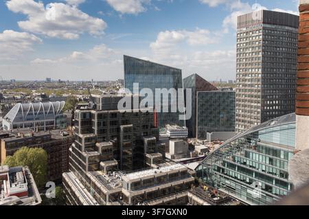 Eine Luftaufnahme des modernen Bürokomplexes Nova Victoria und des Bereichs um den Bahnhof Victoria in London, die die laufende urbane Entwicklung hervorhebt. Stockfoto