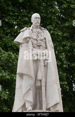 Eine Statue von König Georg V steht im Old Palace Yard in London und ehrt den verstorbenen britischen Monarchen vor dem Palace of Westminster. Stockfoto