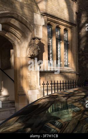21 Dean’s Yard, Westminster: Der Eingang zur historischen Westminster Abbey Choir School, wo die Chorsänger der Abbey täglich proben. Stockfoto