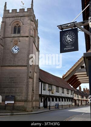 Hotel Indigo Stratford-upon-Avon-Schild neben der Guild Chapel und dem historischen Guildhall-Komplex, ehemals das Falcon Hotel, Warwickshire, England. Stockfoto