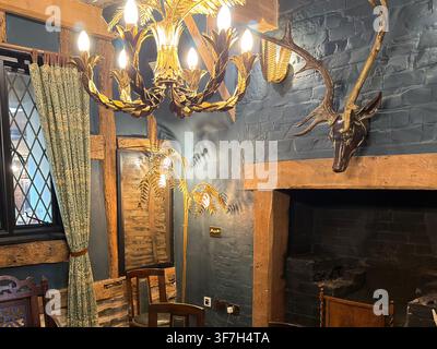 Der Speisesaal im Hotel Indigo Stratford-upon-Avon (ehemals das Falcon Hotel), privater Speisesaal im Restaurant The Woodsman, England. Stockfoto