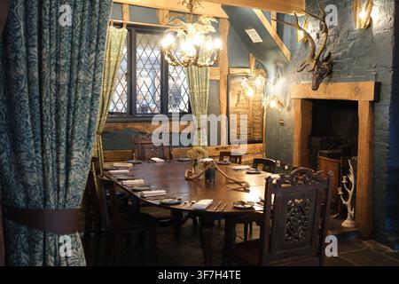 Der Speisesaal im Hotel Indigo Stratford-upon-Avon (ehemals das Falcon Hotel), privater Speisesaal im Restaurant The Woodsman, England. Stockfoto