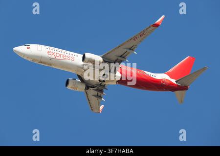 Air India Express Boeing 737-800 (VT-AYC) startet am 12. November 2025 am Dubai International Airport in Dubai, UAE Stockfoto