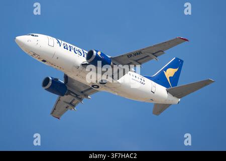 Varesh Airlines Boeing 737-500 (EP-VAR) startet am 15. November 2025 am Dubai International Airport in Dubai, UAE Stockfoto