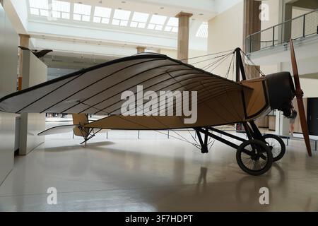 Seitenansicht eines frühen Vintage-Flugzeugs aus dem 20. Jahrhundert mit breiten Leinenflügeln, Nationales Luft- und Raumfahrtmuseum von Frankreich. Stockfoto
