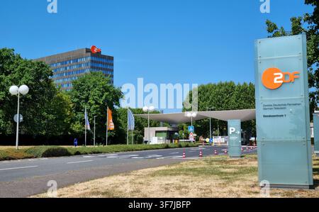 Mainz, Rheinland-Pfalz, Deutschland – 2. August 2026: Eingang zum ZDF-Sendezentrum mit ZDF-Schildern und Bürogebäude. Stockfoto