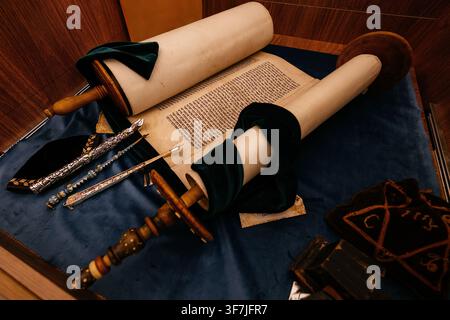 Hebräisch religiöse handgeschriebene Tora-Pergamentrolle, Nahaufnahme. Stockfoto