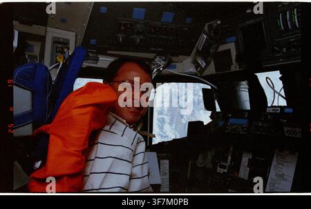 Pilot Jeffrey Hammond arbeitet während der STS-064-Space-Shuttle-Mission an der vorderen Flugdeck-Konsole. Stockfoto
