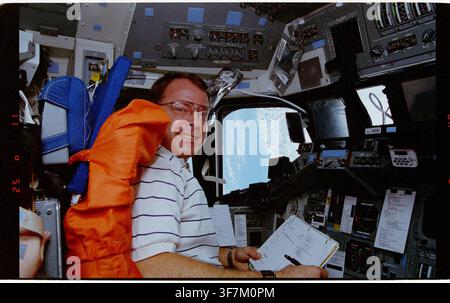 Pilot Jeffrey Hammond arbeitet während der STS-064-Space-Shuttle-Mission an der vorderen Flugdeck-Konsole. Stockfoto