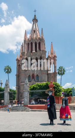 Riesige Mojiganga-Figuren in Jardín Allende vor der Parroquia de San Miguel Arcángel, San Miguel de Allende, Mexiko Stockfoto
