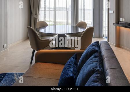 Wohnbereich einer Hotelsuite mit Sofa und Esstisch, Pattaya, Thailand Stockfoto