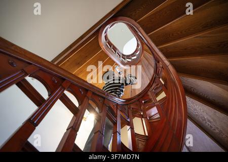 Eine Besucherin macht mit ihrem Mobiltelefon ein Foto im Treppenhaus der Jugendstil-Apotheke Schwanenapotheke (Svaneapoteket), Museum Jugendstilsenteret o Stockfoto