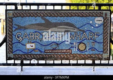 Mosaikschild von Gabriel's Wharf am South Bank, Lambeth, London, England, Großbritannien, Großbritannien Stockfoto
