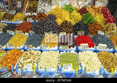 Bunte Trockenfrüchte mit Preisschildern auf einem lebhaften Marktstand, Zentralmarkt, Piata Centrala, Chișinău, Chișinău, Chișinău, Chișinău, Republik Moldau Stockfoto
