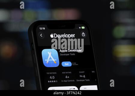 San Francisco, Vereinigte Staaten - 11. Juli 2026: Die App Store-Seite der Apple Developer-App ist auf einem Smartphone-Bildschirm zu sehen Stockfoto
