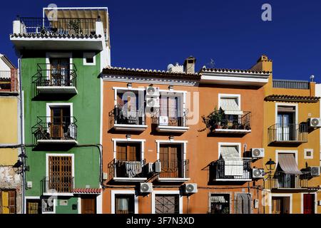 Farbenfrohe Häuser mit Balkonen und Klimaanlagen in städtischer Umgebung, Villajoyosa, La Vila Joiosa, Mittelmeer, Costa Blanca, Alicante, Sp Stockfoto