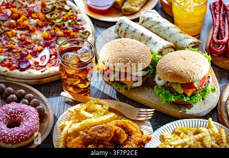 Lebensmittel, die das Krebsrisiko erhöhen. Junk Food. Stockfoto