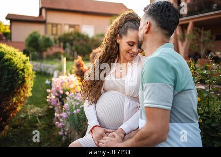 Das liebende Paar genießt einen friedlichen Moment in einem Garten. Stockfoto