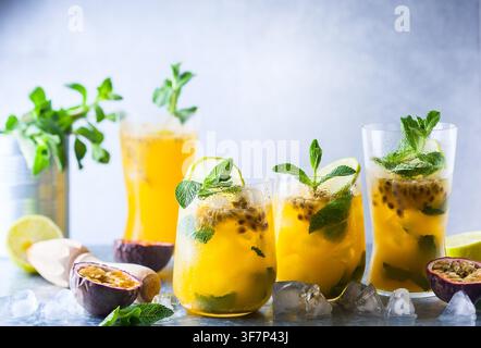 Maracuja Limonade garniert mit Limette und Minze Stockfoto