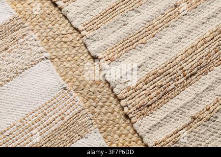 Natürlicher gewebter Jute- und Baumwollteppich mit gestreiften Mustern, organischer Materialhintergrund für Wohnraumdekoration Stockfoto