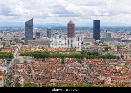 Lyon, Frankreich – 27. Juli 2026: Panoramische Luftansicht der Stadt Lyon und des Gewerbezentrums La Part-Dieu mit modernen Wolkenkratzern und traditioneller Stockfoto