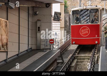 Lyon, Frankreich – 27. Juli 2026: Funicular rotes Auto Nummer 2, das an der Vieux-Lyon-Station entlang des geneigten Gleissystems ankommt. Stockfoto