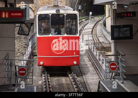 Lyon, Frankreich - 27. Juli 2026: Rote Standseilbahn-Waggon Nummer 1 auf der Linie Vieux-Lyon Fourviere, der auf dem Bahnsteig der Station steht, bevor er den Hügel hinauffährt. Stockfoto