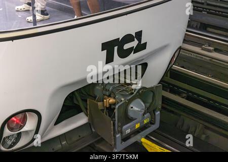 Lyon, Frankreich – 27. Juli 2026: Nahaufnahme des TCL-ÖPNV-Logos und der mechanischen Kupplung an der Vorderseite eines modernen U-Bahn-Wagens. Stockfoto