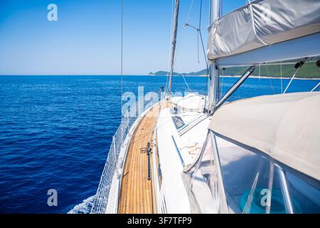 Blick vom Deck eines modernen Segelboots, das entlang der Küste der Adria in Kroatien kreuzt. Luxus-Segeltour und Freiheit auf See als Konzept. Stockfoto