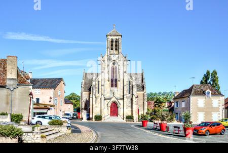 Fassade der Eglise Saint-Blaise am Place de la République - Bélâbre, Indre (36), Frankreich. Stockfoto