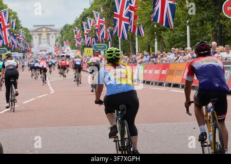 Radfahrer fahren während RideLondon 2017 in London, England, Vereinigtes Königreich, auf The Mall in Richtung Buckingham Palace, gesäumt von Union-Jack-Flaggen und Zuschauern Stockfoto