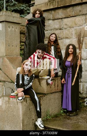 Porträt von vielfältigen Kindern in Halloween-Kostümen im Freien Stockfoto