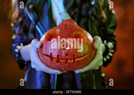 Kind hält geschnitzte Halloween-Kürbisse für die Herbstferien-Promotion Stockfoto