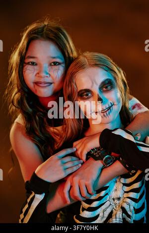 Portrait von vielfältigen Kindern, die Halloween in gruseligen Kostümen feiern Stockfoto