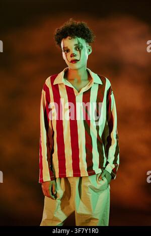 Porträt eines schwarzen Teenagers mit Halloween-Clown-Make-up Stockfoto