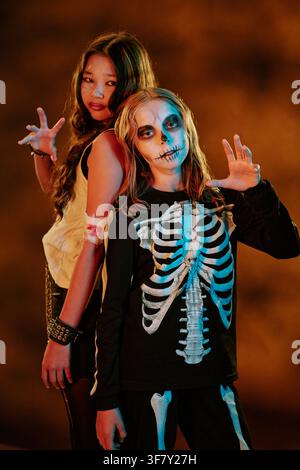 Porträt von vielfältigen Kindern in Halloween-Kostümen, die für eine Party posieren Stockfoto