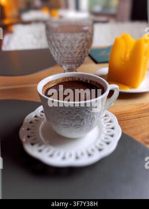 Türkischer Kaffee, elegant serviert, ein traditionelles Getränk aus Montenegro Stockfoto