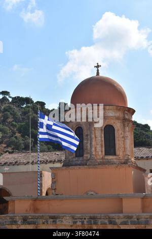 Griechische Flagge und Kuppelturm des Klosters Agia Triada, Chania, Kreta, Griechenland Stockfoto
