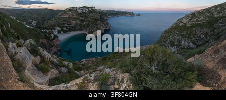 Granadella-Bucht in Javea mit kristallklaren türkisfarbenen Gewässern Stockfoto
