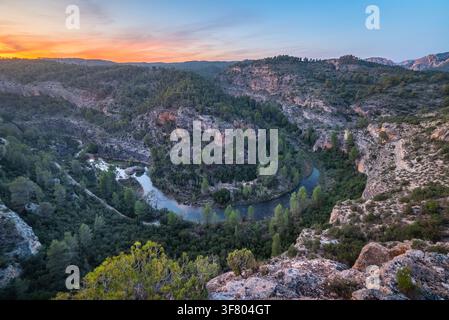 Panoramablick auf den Hoz de San Vicente Canyon und Fluss bei Sonnenuntergang Stockfoto