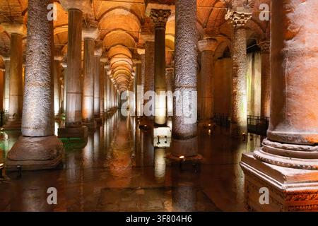 Das Basilik Cistern mit seinen ikonischen Reihen antiker Steinsäulen Stockfoto