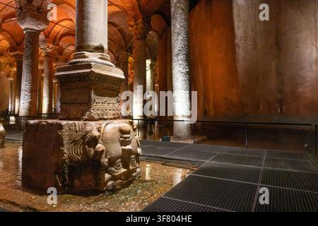 Der Medusakopf-Säulenfuß in der historischen Basilika-Zisterne Stockfoto