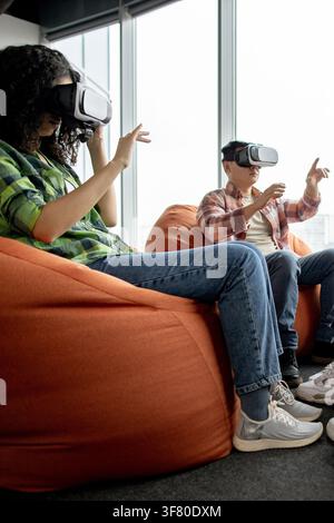 Menschen, die VR-Headsets drinnen verwenden Stockfoto