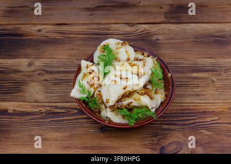 Leckere selbstgemachte Teigtaschen auf einem Holztisch Stockfoto