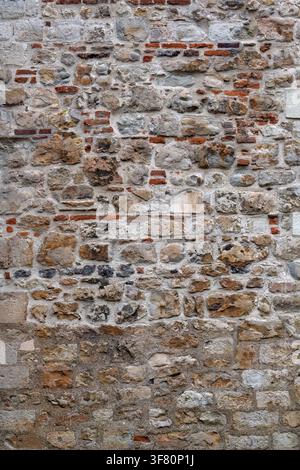 Hintergrundtextur einer alten mittelalterlichen Steinmauer Stockfoto
