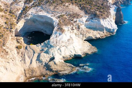 Blick auf die vulkanische offene Höhle von Sykia, Milos Island, Kykladen, Griechenland Stockfoto