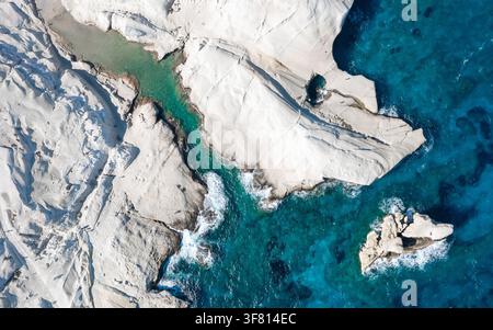 Weiße Kreidefelsen in Sarakiniko, Insel Milos, Kykladen, Griechenland Stockfoto