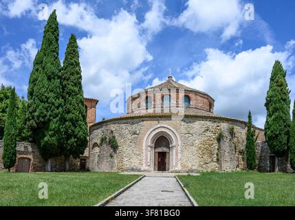 Die Kirche des Heiligen Michael der Erzengel, Chiesa di San Michele Arcangelo, Das runde Gebäude stammt aus dem 5. bis 6. Jahrhundert, im Borgo Sa Stockfoto
